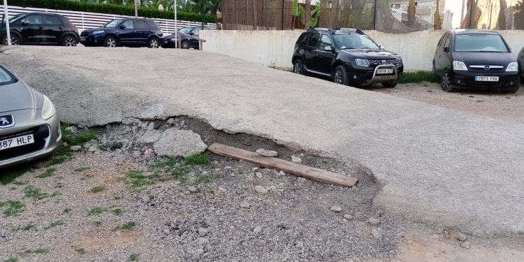 Estado de la rampa, rota en uno de los laterales. Fotos: PSOE de Santa Eulària