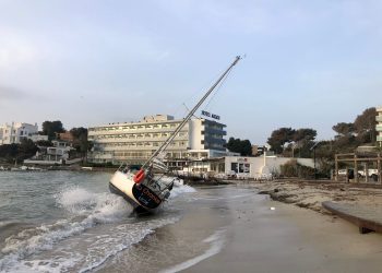 Imagen de archivo de un velero arrastrado a la playa de Talamanca durante un temporal
