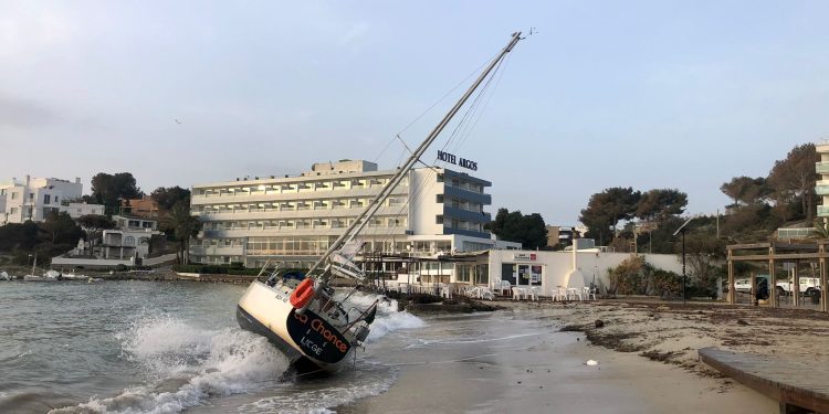 Imagen de archivo de un velero arrastrado a la playa de Talamanca durante un temporal