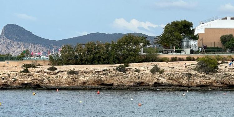 Imagen de un campo de boyas en el litoral de Sant Josep