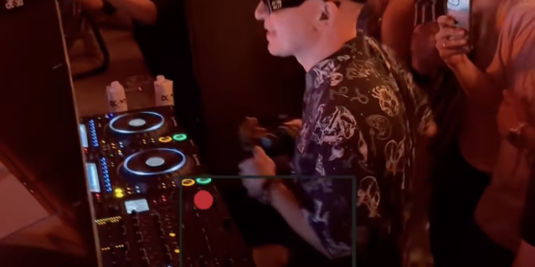 DJ Michael Bibi en DC10 pinchando por primera vez desde que se tuvo que someter a un tratamiento intensivo para tratar su linfoma. Imagen Luca Dea