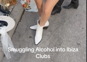 Una turista esconde botellines de alcohol en la caña de las botas en las inmediaciones de una discoteca de Ibiza. Imagen @angeliqueemmanuelle
