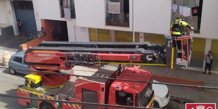 Imagen de la actuación en la calle Formentera. Foto: twitter.com/bombersdeivissa