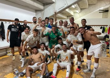 Alegría de los jugadores tras el encuentro. Foto: twitter.com/cdibizaip