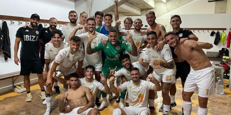 Alegría de los jugadores tras el encuentro. Foto: twitter.com/cdibizaip