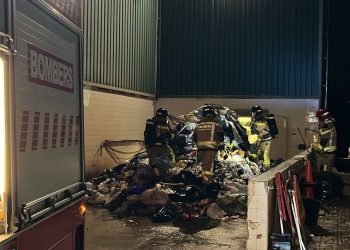 Los bomberos actuando de madrugada en este incendio de un camión de la basura. Foto Bombers d'Eivissa.