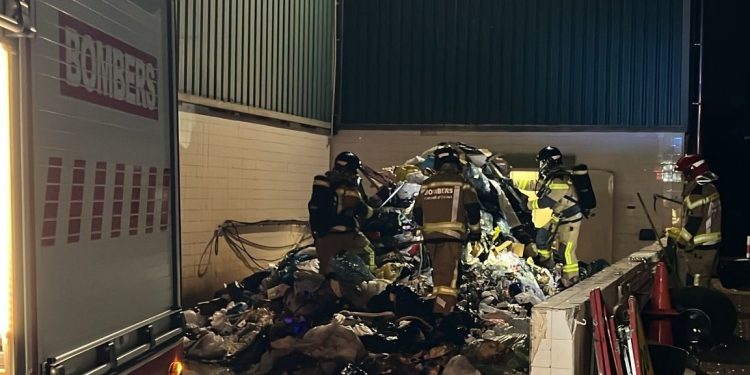 Los bomberos actuando de madrugada en este incendio de un camión de la basura. Foto Bombers d'Eivissa.