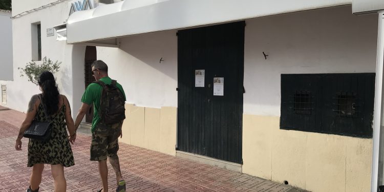 La oficina y el cajero de Banca March de Sant Josep cerraron en 2023. Fotos Noudiari