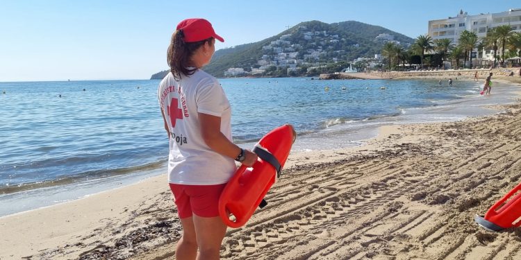 Una socorrista de Cruz Roja.