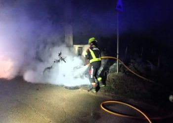 Imagen de las labores de los bomberos durante la extinción del incendio.