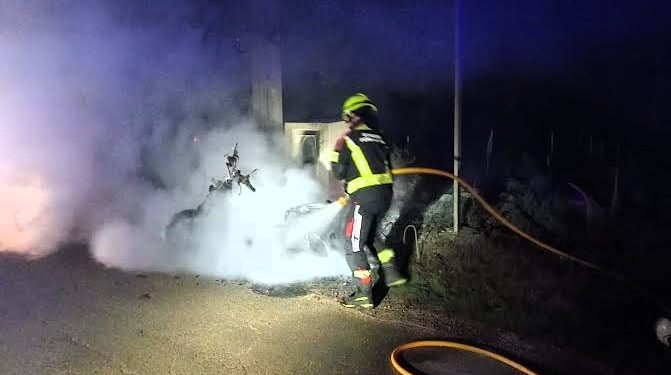 Imagen de las labores de los bomberos durante la extinción del incendio.