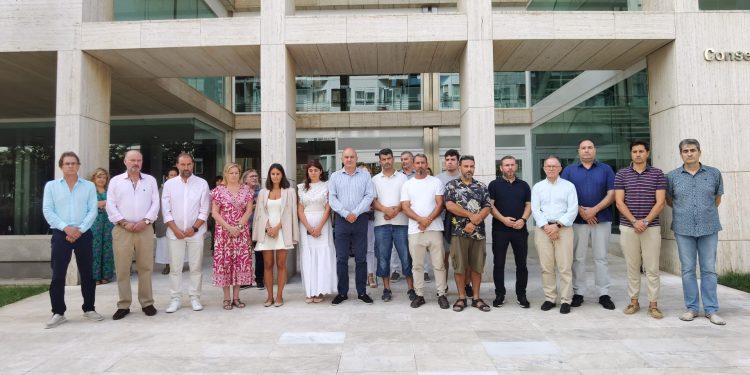 Miembros de todas las formaciones políticas han participado en el minuto de silencio en homenaje a las víctimas del terremoto de Marruecos.
