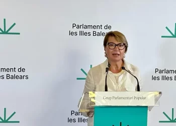 Marga Durán en el Parlament.