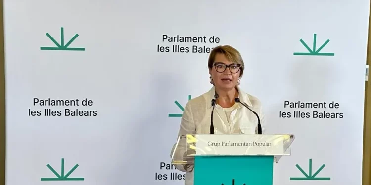 Marga Durán en el Parlament.