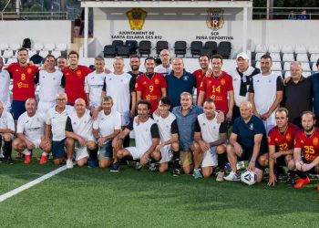 Los dos equipos posan juntos sobre el terreno de juego del campo municipal de Santa Eulària. Foto: Sebastián Candela