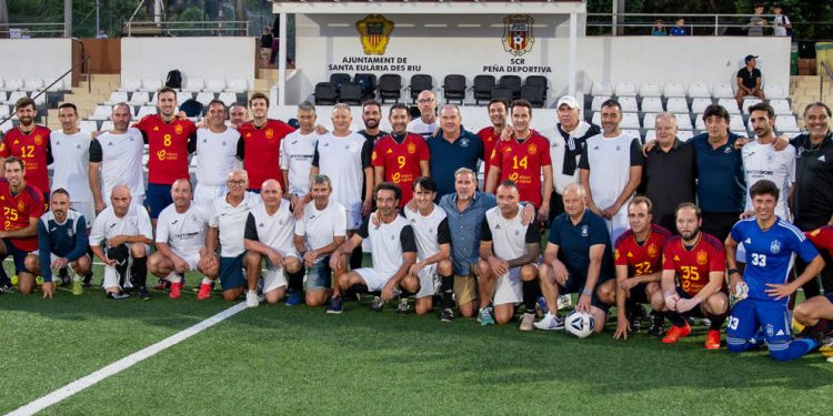 Los dos equipos posan juntos sobre el terreno de juego del campo municipal de Santa Eulària. Foto: Sebastián Candela