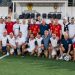 Los dos equipos posan juntos sobre el terreno de juego del campo municipal de Santa Eulària. Foto: Sebastián Candela