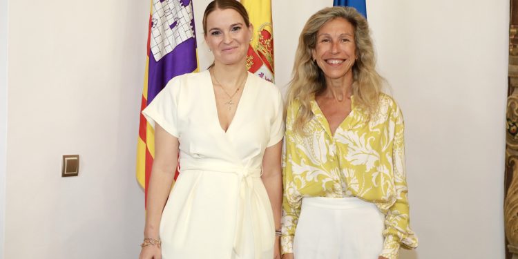 Marga Prohens ha recibido a Carmen Ferrer en el Consolat de Mar. Foto: Govern balear