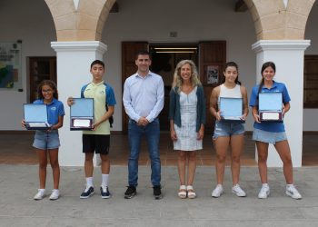 Ferrer y Ramon con los cinco deportistas reconocidos por primera vez. Foto: Ayuntamiento de Santa Eulària