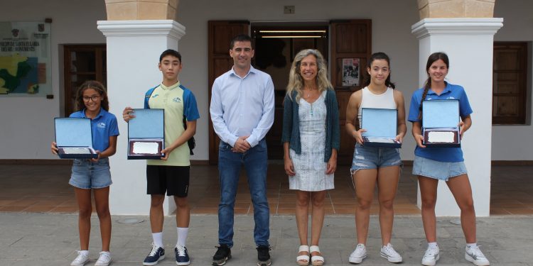 Ferrer y Ramon con los cinco deportistas reconocidos por primera vez. Foto: Ayuntamiento de Santa Eulària