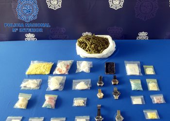 Relojes recuperados y drogas en posesión de los detenidos. Foto: policía Nacional de Ibiza.