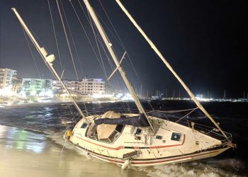 En la imagen, un velero varado ayer en la playa de Santa Eulària