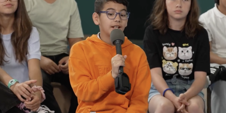 Uno de los alumnos, interviniendo en el debate.