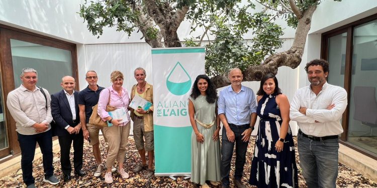 Imagen de los miembros de Alianza por el Agua, tras la celebración de su asamblea.