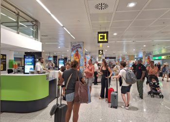 Gente haciendo cola en el puesto de información de Aena. FOTO: C. M.