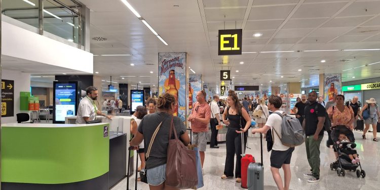 Gente haciendo cola en el puesto de información de Aena. FOTO: C. M.