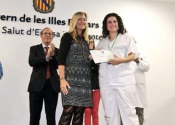 Ana Ribas Ahumada, a la derecha, en 2016 recogiendo un premio de la Unidad de Seguridad del Paciente de manos de la entonces consellera de Salud, Patricia Gómez.