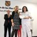 Ana Ribas Ahumada, a la derecha, en 2016 recogiendo un premio de la Unidad de Seguridad del Paciente de manos de la entonces consellera de Salud, Patricia Gómez.