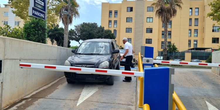 Personal del aparcamiento informará a los usuarios de la bajada de barreras y de la necesidad de coger y mantener el tique de entrada. Fotos: Área de Salud de Ibiza y Formentera