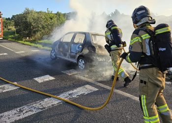 Los bomberos apagan el incendio. Foto: Bombers d'Eivissa