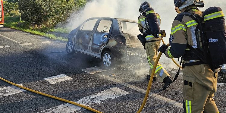 Los bomberos apagan el incendio. Foto: Bombers d'Eivissa