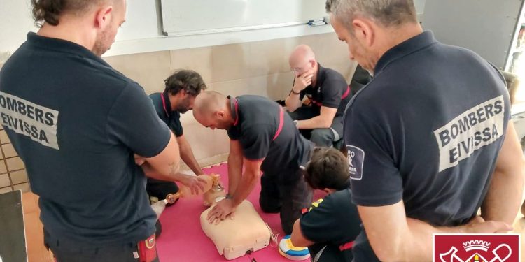 Imagen de un momento de las prácticas. Foto: Bombers d'Eivissa