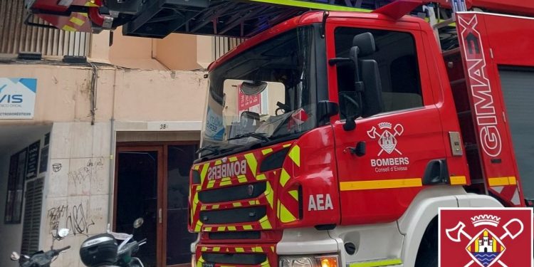 Imagen de archivo de una intervención de los bomberos en la ciudad de Ibiza. Foto: Bombers d'Eivissa