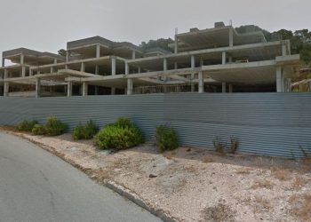 Complejo inacabado situado en la calle Puig del Mar. Foto: Google Street View
