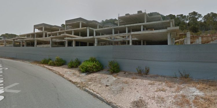 Complejo inacabado situado en la calle Puig del Mar. Foto: Google Street View