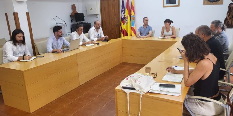 Reunió mantinguda avui entre el Consell i l'empresa adjudicatària. Foto: Consell Insular de Formentera