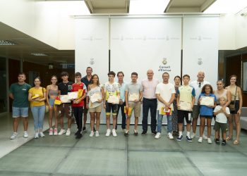 Los deportistas y sus familiares con Vicent Marí y Salvador Losa. Foto: Consell de Ibiza