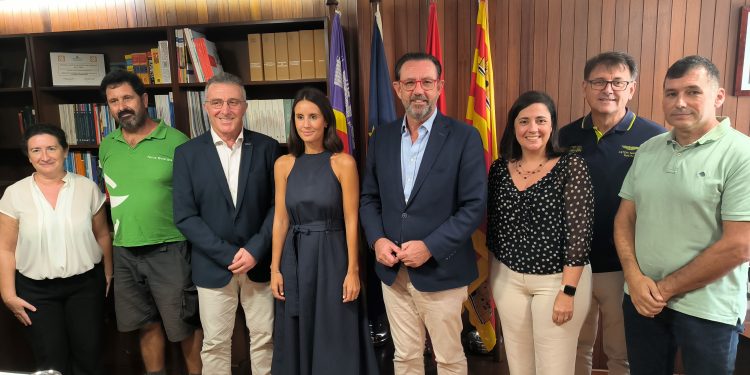 Directivos de la Pimeef junto al conseller Alejandro Sáenz de San Pedro. Foto: Pimeef