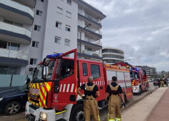La explosión ha tenido lugar en una vivienda del número 40 de la avenida Vuit d'Agost de Ibiza. Fotos: Bombers d'Eivissa