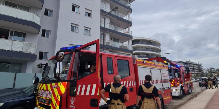 La explosión ha tenido lugar en una vivienda del número 40 de la avenida Vuit d'Agost de Ibiza. Fotos: Bombers d'Eivissa