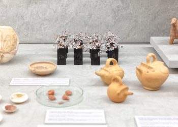 Obres d’Asensio dialogant amb peces arqueològiques de l’exposició permanent del museu. Foto: Museu Monogràfic
Puig des Molins.