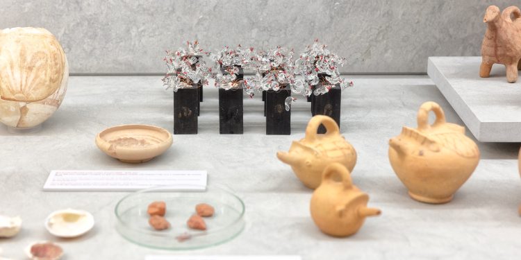 Obres d’Asensio dialogant amb peces arqueològiques de l’exposició permanent del museu. Foto: Museu Monogràfic
Puig des Molins.