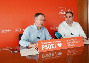 El secretario general de la FSE-PSOE y portavoz socialista e el Consell, Josep Marí Ribas, ‘Agustinet’, en rueda de prensa con el conseller Víctor Torres.
