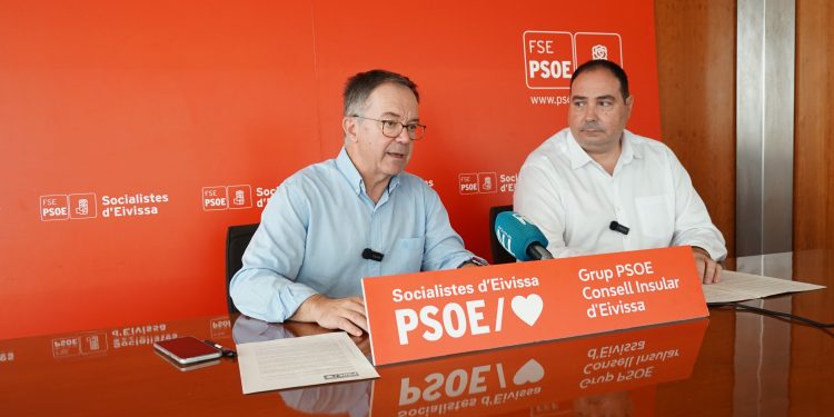 El secretario general de la FSE-PSOE y portavoz socialista e el Consell, Josep Marí Ribas, ‘Agustinet’, en rueda de prensa con el conseller Víctor Torres.
