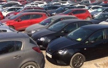Imagen de archivo de coches de alquiler.