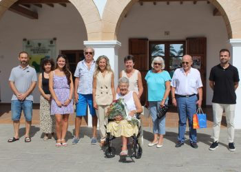 La homenajeada, junto a sus familiares, la alcaldesa y personal de los apartamentos. Foto: Ayuntamiento de Santa Eulària